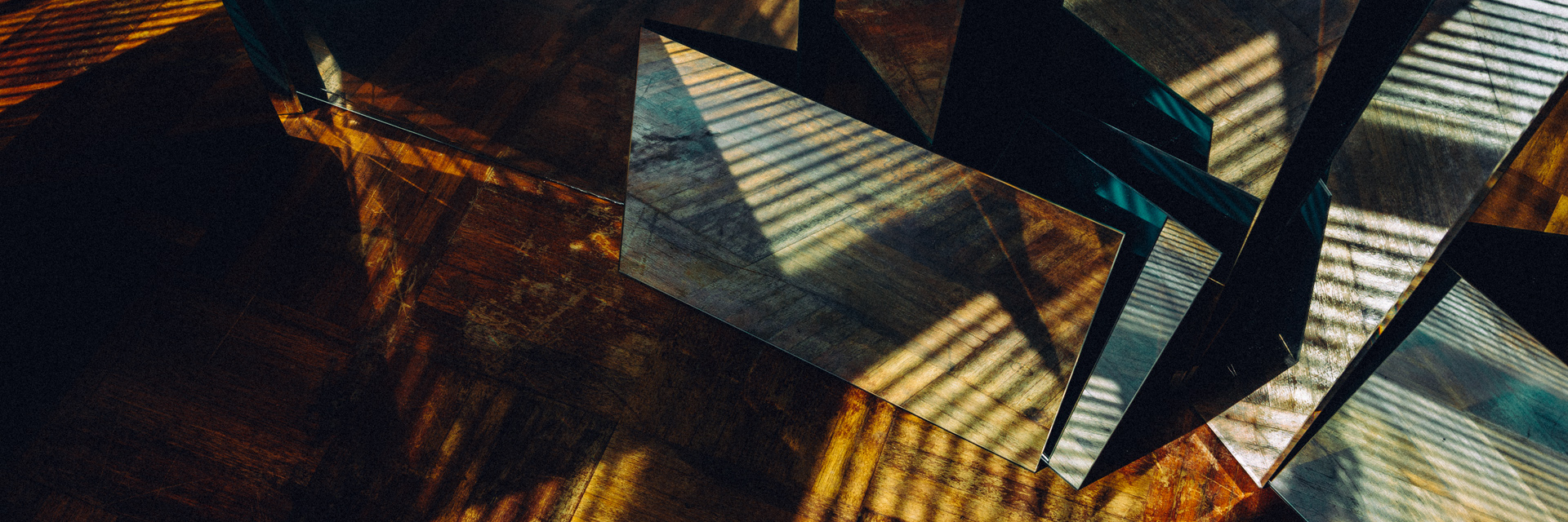 Lumière filtrée par des stores, démultipliée par des miroirs sur parquet — photographie de la série De Rerum Natura, illustration des principes de filtrage et de persistance